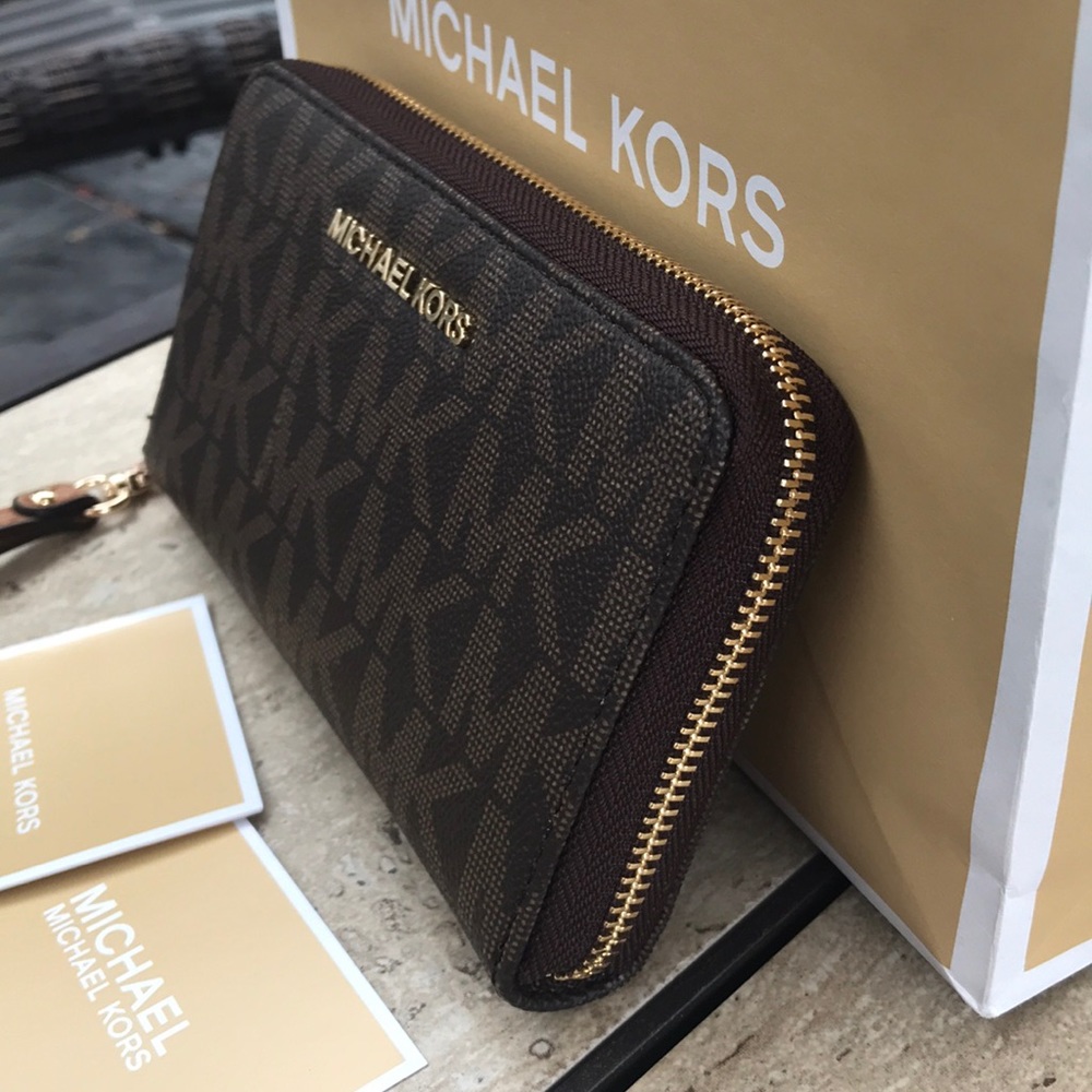 Michael Kors Phone Case Wristlet ❤️🌹❤️